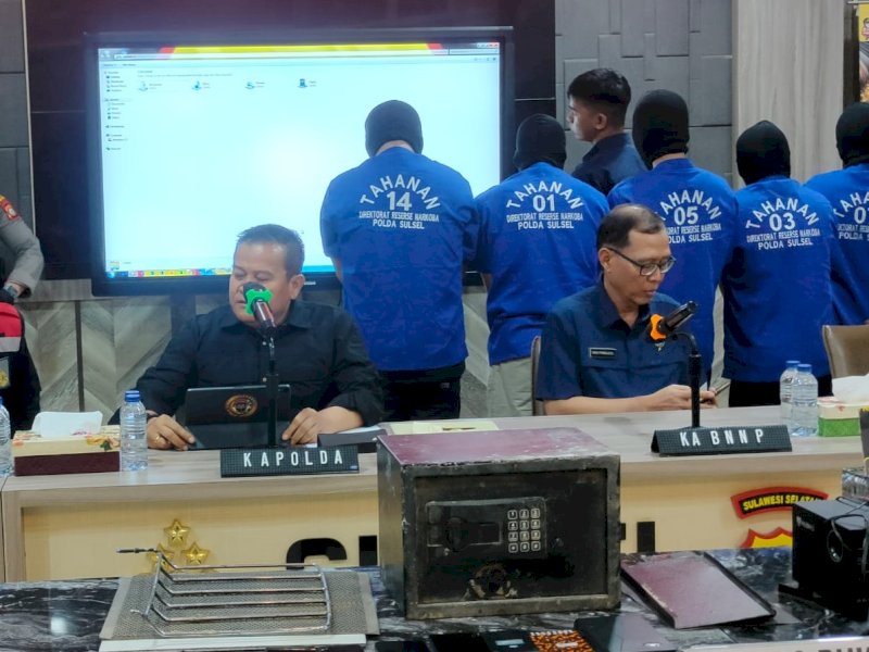 Kapolda Sulawesi Selatan (Sulsel), Irjen Pol Setyo Budi mengungkapkan, 6 tersangka berhasil ditangkap dan diamankan oleh penyidik Ditresnarkoba Polda Sulsel, Minggu (11/06/2023) malam. @Jejakfakta/Atri