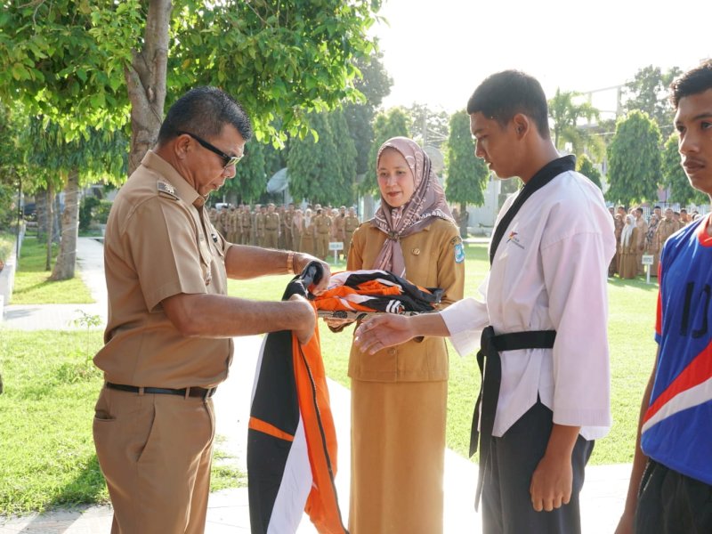 Bupati Bulukumba Andi Muchtar Ali Yusuf melepas secara resmi Tim Pelajar yang akan ikut berlaga ke Kejurda Pelajar Sulsel di halaman Kantor Bupati Bulukumba, Senin (12/06/2023). @Jejakfakta/dok. Humas Pemkab Bulukumba