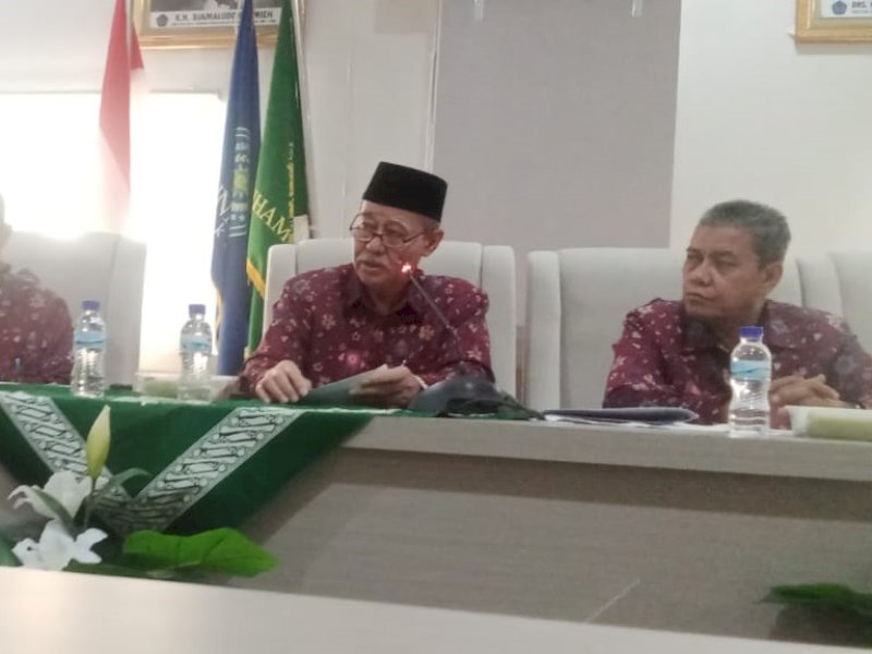 Rektor Unismuh Makassar, Prof Ambo Asse, memberikan keterangan pers terkait pemberhentikan MRA sebagai mahasiswa Universitas Muhammadiyah Makassar karena terlibat kasus pengeroyokan, di Gedung Menara Iqra, Kampus Unismuh, Jl. Sultan Alauddin Makassar, Senin (12/06/2023). @Jejakfakta/Samsir