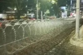 Warga Bara-Barayya Menjemput Keadilan Pagi Ini, Polisi Pasang Barikade Kawat Berduri Depan PN Makassar