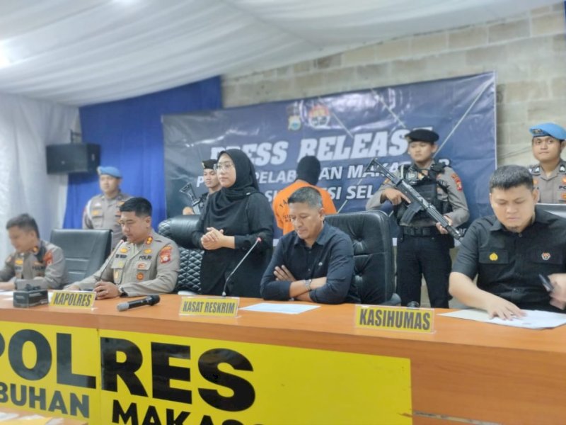 Polres Pelabuhan Makassar menangkap W, seorang pria nekat membakar dua unit truk operasional milik perusahaan ekspedisi karena tak diberi uang. @Jejakfakta/Samsir
