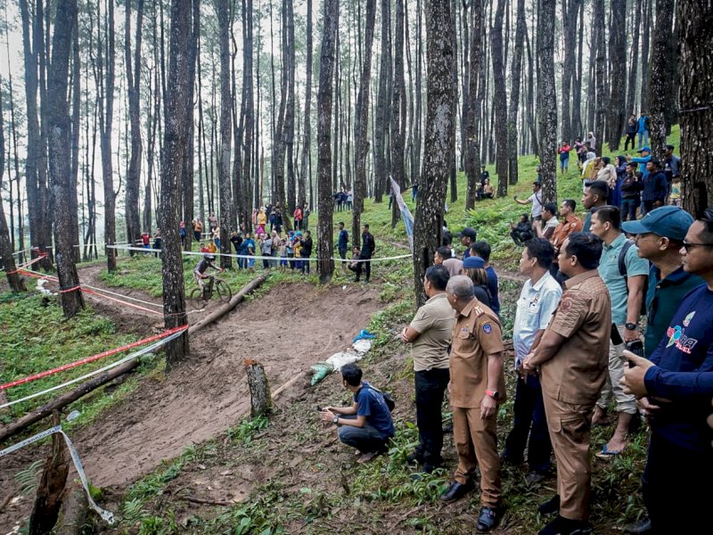 170 para atlet mengikuti Kejuaraan Balap Sepeda Downhill Gravity South Celebes di Hutan Wisata Pinus Bulutanah, Kecamatan Lappariaja, Kabupaten Bone, Senin (12/06/2023). @Jejakfakta/dok. Humas Pemprov Sulsel