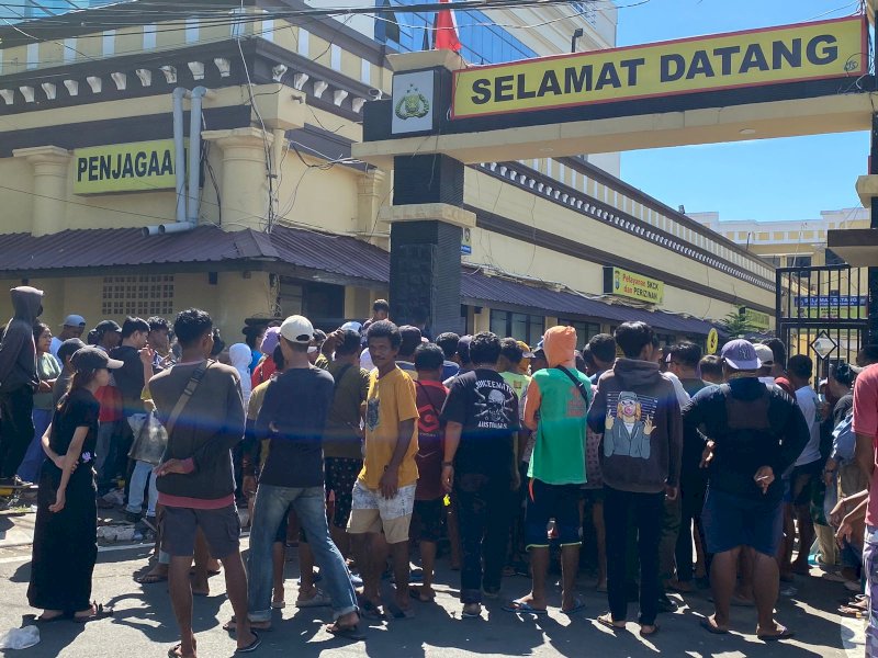 Ratusan nelayan dan warga Pulau Lae-lae mendatangi kantor Polretasbes Makassar untuk dibebaskan rekannya yang ditahan oleh polisi saat aksi penolakan tim Pemprov Sulsel, Kamis (15/06/2023). @Atri