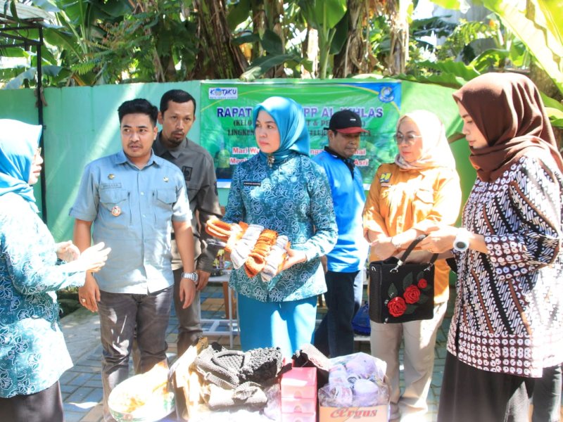Ketua Tim Penggerak PKK Bulukumba Andi Herfida Muchtar  bertemu warga yang tergabung dalam Kelompok Pemanfaat dan Pemelihara (KPP) Al Ikhlas, mengunjungi Kelurahan Ela Ela Kecamatan Ujungbulu, Kamis (15/06/2023). @Jejakfakta/dok. Humas Pemkab Bulukumba