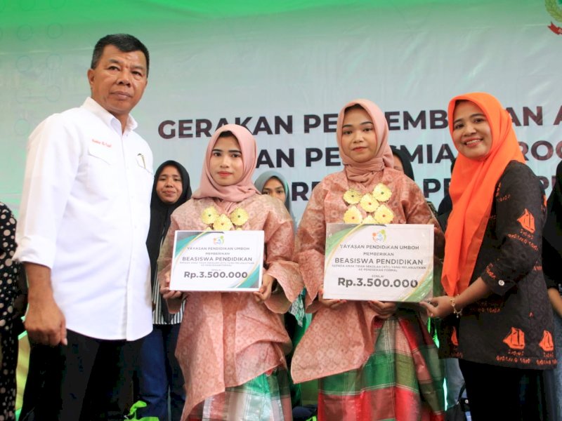 Bupati Bulukumba Andi Muchtar Ali Yusuf memberikan bantuan pendidikan pada peluncuran Gerakan Pengembalian Anak ke Sekolah dan Program Penguatan Remaja Perempuan Terintegrasi di Kabupaten Bulukumba, Kamis (15/06/2023). @Jejakfakta/dok. Humas Pemkab Bulukumba