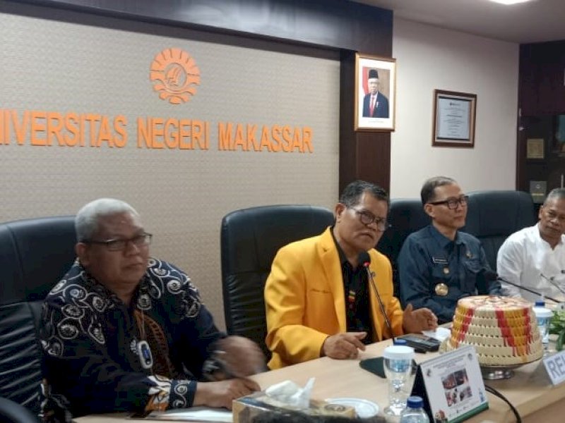 Rektor UNM, Prof Husain Syam saat memberikan keterangan dalam jumpa pers di lantai 7 Gedung Fhinisi Universitas Negeri Makassar (UNM), Jumat (16/6/2023).  @Jejakfakta/Samsir