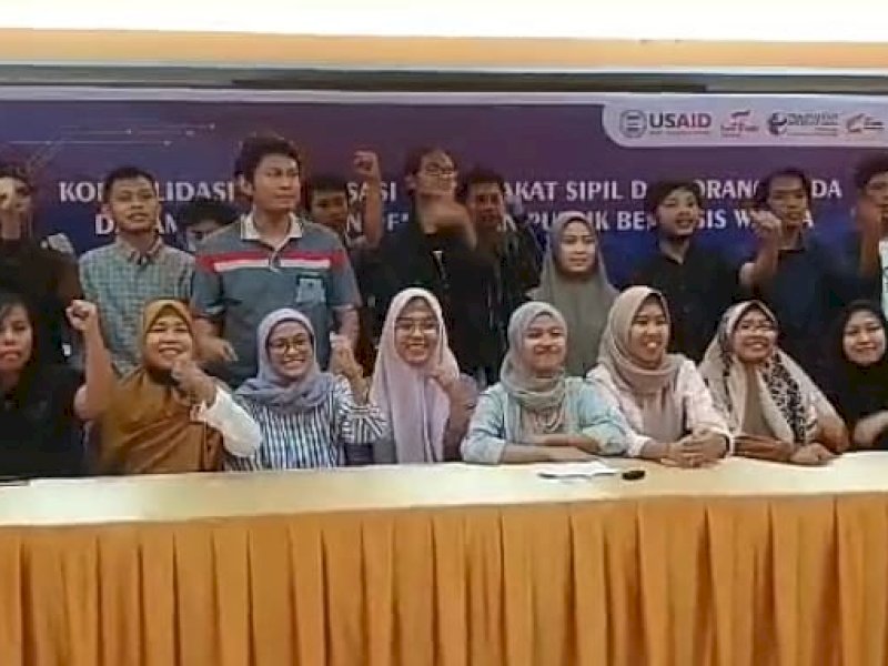 Peserta Deklarasi Kawan Aksi Sulsel di sela konsolidasi organisasi masyarakat sipil dan kaum muda dalam pemantauan pengadaan publik berbasis warga di Makassar, Sulawesi Selatan, Kamis (15/6/2023).