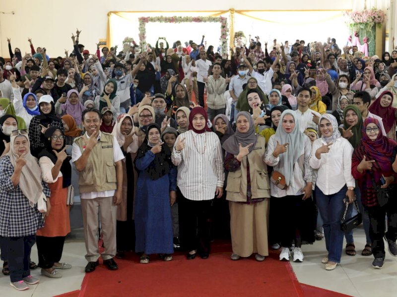 Anggota Komisi IX DPR RI, Aliyah Mustika Ilham, bersama BPOM gelar sosialisasi pemberdayaan masyarakat melalui KIE terkait obat dan makanan bersama tokoh masyarakat Kecamatan Manggala, di Balai Aroepala Makassar, Jumat (16/06/2023).&nbsp;@Jejakfakta/Reza Arifuddin