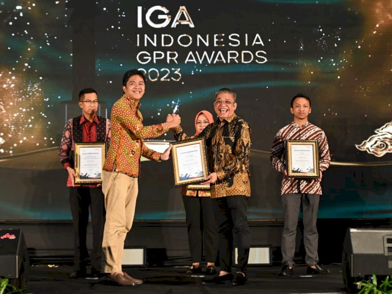 Beni Iskandar (kanan, depan) menerima penghargaan dalam acara Indonesia GPR Awards 2023 yang digelar di Hotel Claro Makassar, Jl AP Pettarani, Jumat (16/6/23).