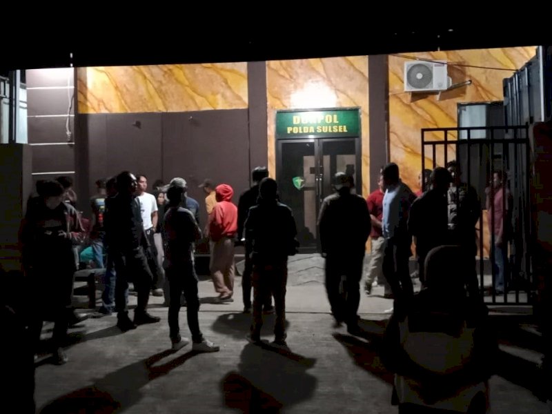 Keluarga korban W tewas ditembak menunggu proses autopsi di Rumah Sakit Bhayangkara Makassar. @Jejakfakta/Samsir