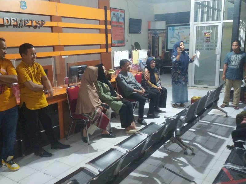 Umrah Aswani menyambut kedatangan Calon Pekerja Imigran Gelap yang didefortasi tiba dari Kota Parepare sekitar jam 20.15 Wita, Jum'at 16 Juni 2023. @Jejakfakta/dok. Humas Pemkab Bulukumba