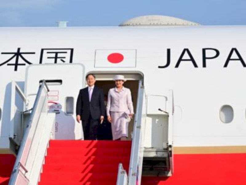 Kaisar Jepang Naruhito bersama Permaisuri Masako mendarat di Bandara Internasional Soekarno Hatta, Tangerang, Banten, pada Sabtu sore, 17 Juni 2023, sekira pukul 16.20 WIB. Foto: BPMI Setpres/Muchlis Jr.