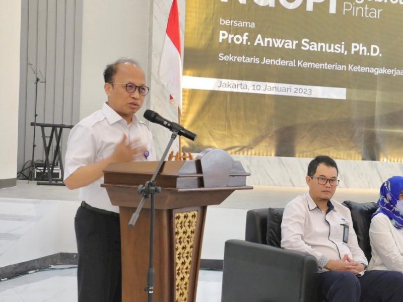 Anwar Sanusi (di podium) saat memberikan arahan pada acara Ngobrol Pintar (NGOPI) di Politeknik Ketenagakerjaan, Jakarta, Selasa (10/1/2023).
