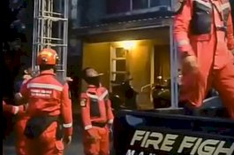 Tim Damkar Makassar Terjun Selamatkan Seekor Kucing di Bukit Baruga Antang