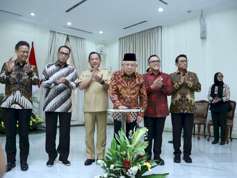 Kementerian Pendayagunaan Aparatur Negara dan Reformasi Birokrasi (Kemen PANRB) mengadakan Soft Launching Mal Pelayanan Publik (MPP) Digital Nasional, di Istana Wakil Presiden, Selasa (20/6/23). Wakil Presiden RI Ma'ruf Amin yang menekan tombol peluncuran MPP Digital Nasional. (dok. PANRB).