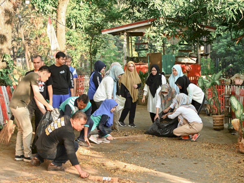 Direksi dan Pegawai Perumda Air Minum (PDAM) Kota Makassar kerja bakti dengan membersihkan sampah di sekitar intake IPA II Panaikang, Jl Abdullah Dg Sirua, Kecamatan Panakkukang, Kota Makassar, Jumat (23/6/2023).