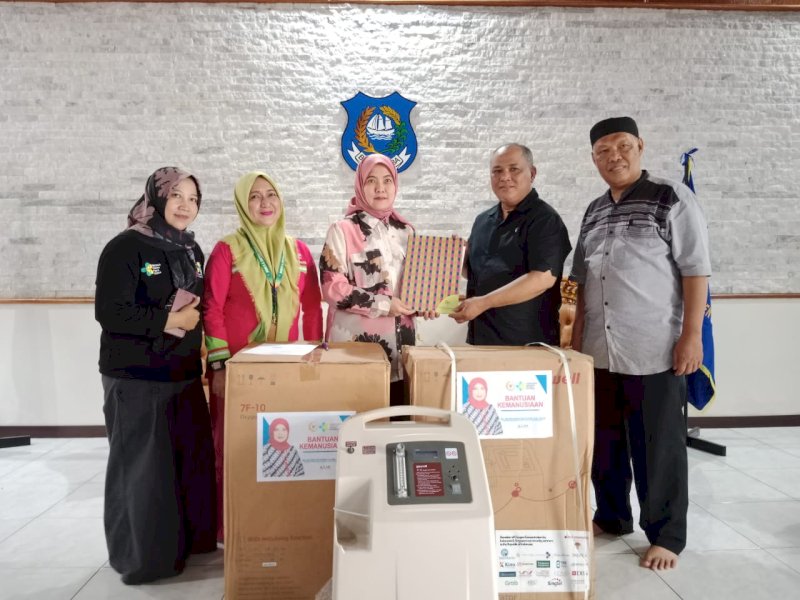 Aliyah Mustika Ilham menyerahkan bantuan alat kesehatan kepada Rumah Sakit Umum Daerah (RSUD) H. Andi Sultan Daeng Radja yang diterima langsung Direktur RSUD dr Rizal Ridwan Daffi di rumah jabatan Bupati Bulukumba, Jumat (23/06/2023). @Jejakfakta/dok. Humas Pemkab Bulukumba