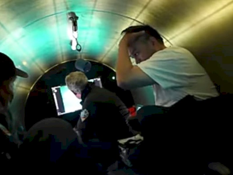 Situasi di dalam kapal selam OceanGate Titan beberapa hari sebelum perjalanan wisata ke bangkai kapal Titanic Ahad (18/6/2023). Interior kapal selam nahas ini diabadikan langsung oleh YouTuber, Jake Koehler. Video mulai tayang melalui kanal YouTube-nya DALLMYD, Jumat (23/6/2023). 