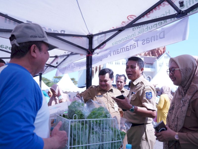 Penjabat (Pj) Sekretaris Daerah Provinsi Sulsel, Andi Darmawan Bintang memantau pelaksanaan Launching Gerakan Pangan Murah Serentak ini dipusatkan di Monumen Mandala, Kota Makassar, Senin (26/06/2023). @Jejakfakta/dok. Humas Pemprov Sulsel