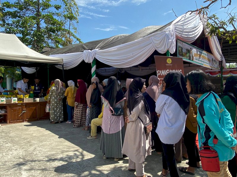 Warga antre di lokasi pasar murah di Pangkajene, Pangkep, jelang Iduladha 1444 Hijriah.  