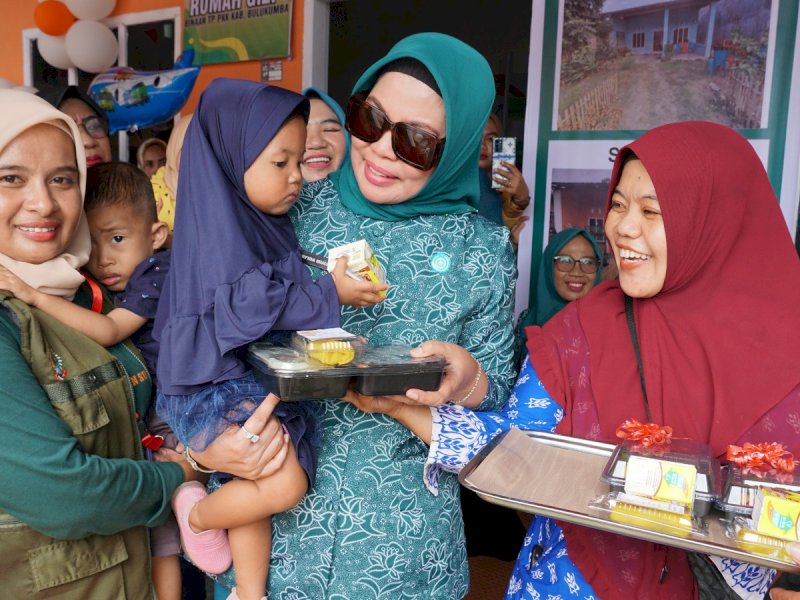 Ketua TP PKK Bulukumba Hj Andi Herfida Muchtar lauching rumah gizi di Desa Polewali sekaligus pemberian makanan tambahan (PMT) berbahan pangan lokal untuk balita dan ibu hamil. @Jejakfakta/dok. Humas Pemkot Makassar