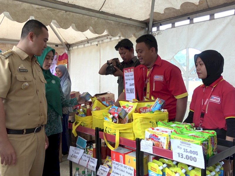 Bupati Pangkep Muhammad Yusran Lalogau (MYL) memantau langsung Gerakan Pangan Murah (GPM) di Lapangan Citra Mas, Pangkep, Senin (26/6/23). 