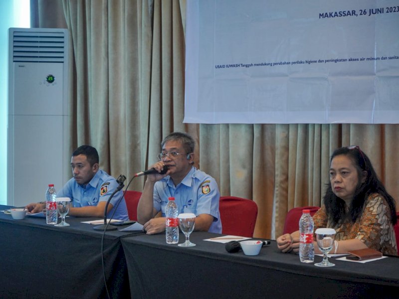 Direktur Utama Perumda Air Minum (PDAM) Makassar Beni Iskandar (tengah) saat membuka workshop yang membahas perhitungan tarif Instalasi Pengolahan Air Limbah (IPAL) Losari, Senin (26/6/2023).