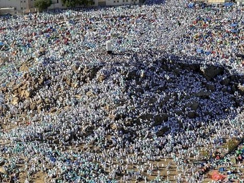 Jemaah haji wukuf di Arafah 9 Zulhijah. Haji adalah Arafah. Tidak sah ibadah haji tanpa wukuf di Arafah. (Obtained: Islamic World).
