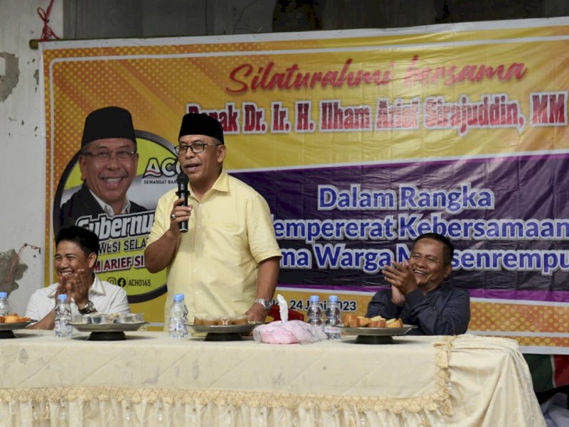 Kandidat bakal calon gubernur Sulawesi Selatan (Sulsel) 2024, Ilham Arief Sirajuddin (IAS), saat silaturahmi dengan tokoh dan warga Kecamatan Anggeraja, Kabupaten Enrekang, Sulsel, Sabtu (24/6/2023) malam. @Jejakfakta/Reza Arifuddin