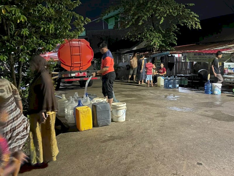 BPBD Provinsi Sulawesi Selatan membantu pendistribusian air bersih untuk warga Kompleks Kodam 3 di Jalan Kotipa 6, Paccerakkang, Kecamatan Biringkanaya, Kota Makassar, Senin malam (26/6/2023). @Jejakfakta/dok. Humas Pemprov Sulsel