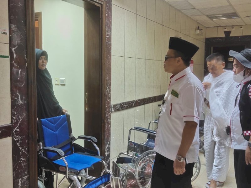 Petugas PPHI Arab Saudi melakukan penyisiran di 122 hotel jemaah di Makkah untuk memastikan seluruh jemaah haji Indonesia yang tidak mengikuti safari wukuf sudah diberangkatkan ke Arafah. @Jejakfakta/dok. Humas PPIH