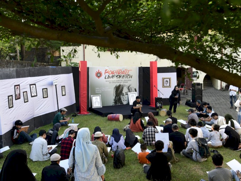 Potrait Live Sketch Bareng Ilham Arief Sirajuddin (IAS) di Benteng Fort Rotterdam, Makassar, Sabtu (17/06/2023). @Jejakfakta/Reza Arifuddin
