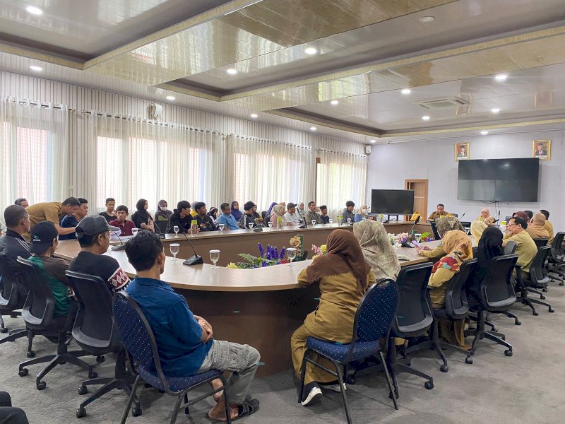 Wakil Bupati Maros, Suhartina Bohari saat Rapat Koordinasi pertemuan para pedagang dan sosialisasi perencanaan penataan baru di kawasan kuliner PTB Maros, Senin (26/6/2023). @Jejakfakta/dok. Atri
