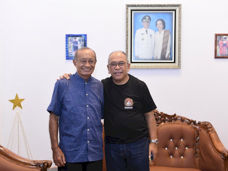 Mantan Bupati Toraja Utara, YS Dalipang saat menjamu Ilham Arief Sirajuddin (IAS) di  kediaman Dalipang di Karassik, Kecamatan Kesu, pada sela-sela kunjungannya ke Toraja Utara, Senin malam, 26 Juni 2023. @Jejakfakta/Reza Arifuddin