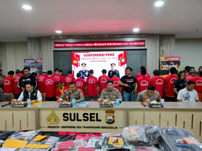 Kapolda Sulsel Irjen Pol Setyo Boedi Moempoeni Harso memberikan keterangan dalam konferensi pers Operasi Sikat Lipu di Mapolda Sulsel, Selasa (27/6/2023).  @Jejakfakta/Atri