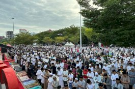 Ribuan Warga Muhammadiyah Salat Id di Anjungan Pantai Losari Makassar