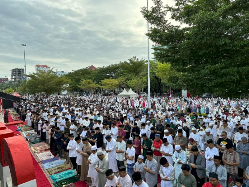 Suasana pelaksanaan Salat Iduladha warga Muhammadiyah Makassar di Anjungan Pantai Losari, Rabu (28/06/2023) (sumber foto: rls).