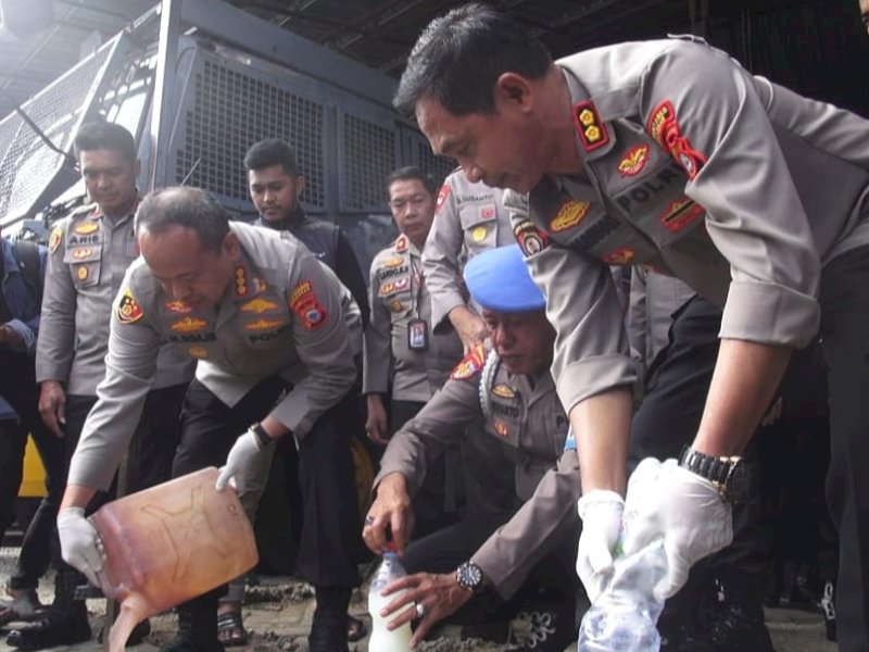 Pemusnahan barang bukti miras jenis Ballo di Makassar. @Jejakfakta/Samsir