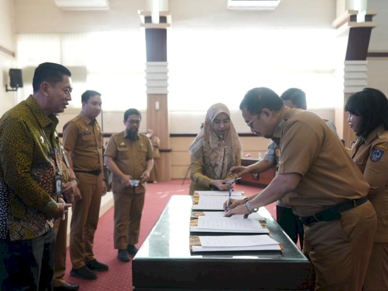 Penandatanganan Komitmen Bersama Penguatan Walidata Pendukung dan Pengelolaan Statistik Sektoral Daerah, dalam rangka mendukung program pemerintah Satu Data Indonesia (SDI) Provinsi Sulsel. @Jejakfakta/dok. Humas Pemprov Sulsel
