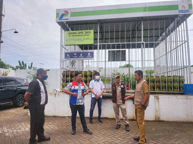 Kepala Dinas ESDM Sulsel, Andi Eka bersama dengan PT. Pertamina meninjau langsung ke lokasi stok LPG. @Jejakfakta/dok. Humas Pemprov Sulsel