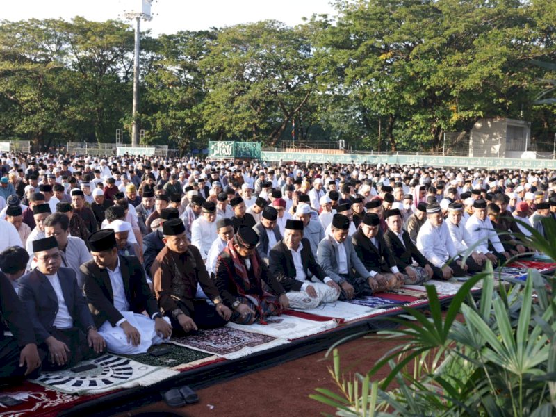Menteri Pertanian RI Syahrul Yasin Limpo (SYL) bersama Wali Kota Makassar Moh Ramdhan Pomanto bersama ribuan umat Islam melaksanakan Salat Iduladha 1444 H di Lapangan Karebosi, Kamis (29/06/2023). @Jejakfakta/dok. Humas Pemkot Makassar