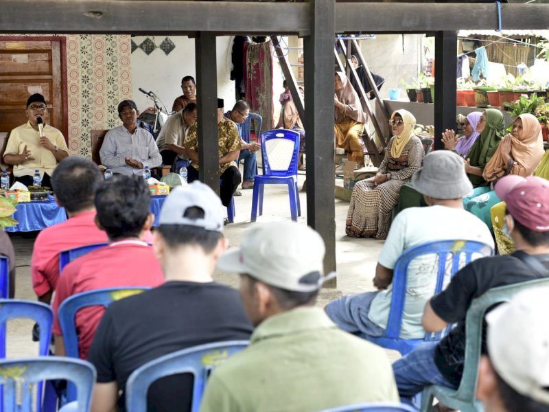Ilham Arief Sirajuddin menyambangi dan berbincang dengan warga Desa Pinang, di Kabupaten Enrekang, Sabtu (24/06/2023). @Jejakfakta/Reza Arifuddin
