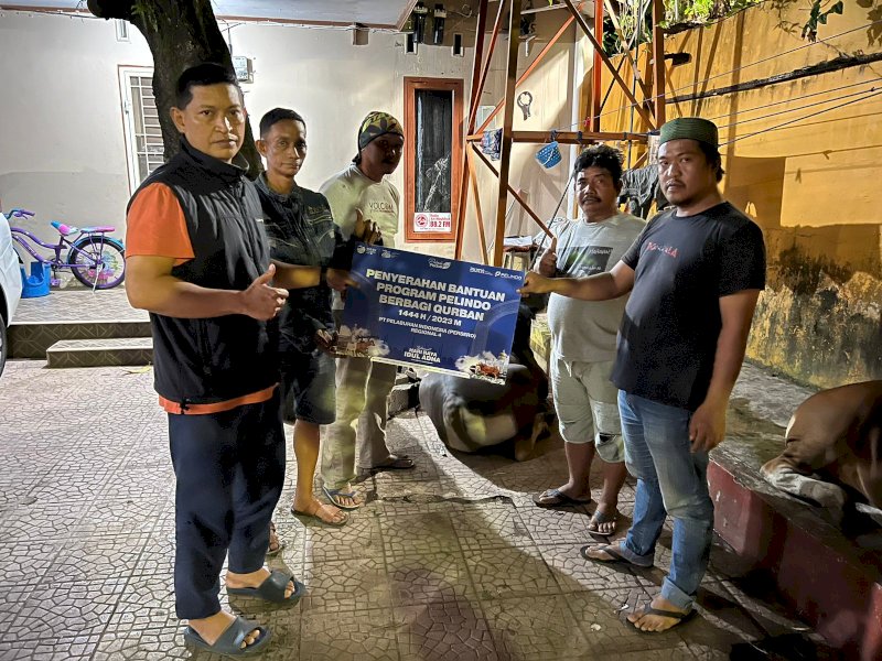 PT Pelabuhan Indonesia (Persero) atau Pelindo Regional 4 menyerahkan hewan kurban kepada warga di Kota Makassar. @Jejakfakta/dok. Humas Pelindo 4