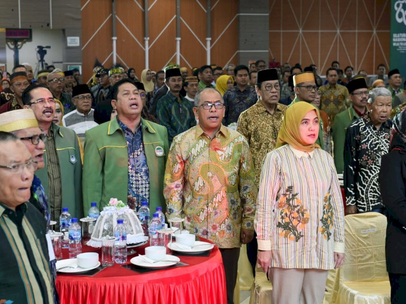 Tokoh masyarakat Sulsel, Dr Ilham Arief Sirajuddin (IAS), bersama Anggota DPR RI Aliyah Mustika Ilham menghadiri Silaturahmi Nasional (Silatnas I) wija to Luwu tahun 2023 di Kota Palopo, Sabtu (1/07/2023). @Jejakfakta/Reza Arifuddin
