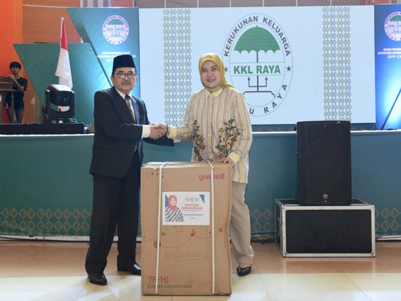 Hj. Aliyah Mustika Ilham menyerahkan lima unit bantuan secara simbolik diterima langsung Wali Kota Palopo, HM Judas Amir di sela-sela Pembukaan Silaturahmi Nasional I Wija To Luwu (Silatnas I WTL), di Saodenrae Convention Centre, Kota Palopo, Sabtu (1/07/2023). @Jejakfakta/Reza Arifuddin