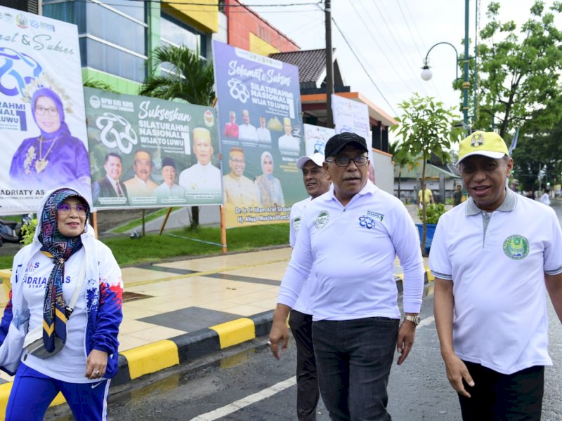 Ilham Arief Sirajuddin (IAS) serta Andi Muhammad Bau Sawa Mappanyukki menyedot perhatian peserta jalan santai Silaturahmi Nasional I Wija To Luwu (Silatnas I WTL) di Lapangan Gaspa, Palopo, Ahad (2/07/2023). @Jejakfakta/Reza Arifuddin