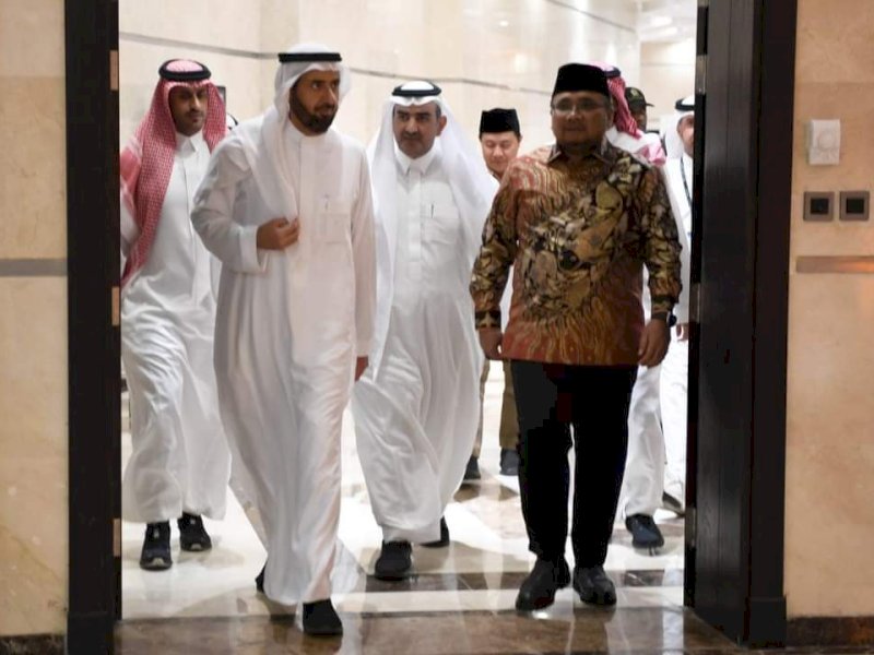 Menteri Agama Yaqut Cholil Qoumas dan Menteri Haji dan Umrah Arab Saudi Taufiq F Al Rabiah menggelar pertemuan khusus di Kantor Kementerian Haji dan Umrah di Makkah, Jumat (30/6/2023) malam. @Jejakfakta/dok. PPHI Arab Saudi