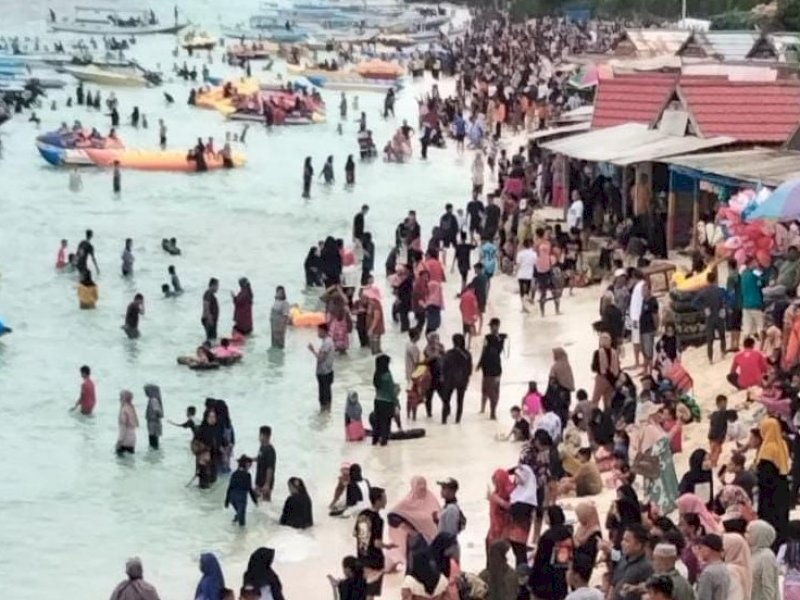 Ribuan pengunjung memadati pantai Tanjung Bira Bulukumba saat liburan hari raya Iduladha 1444 Hijriah. @Jejakfakta/dok. istimewa