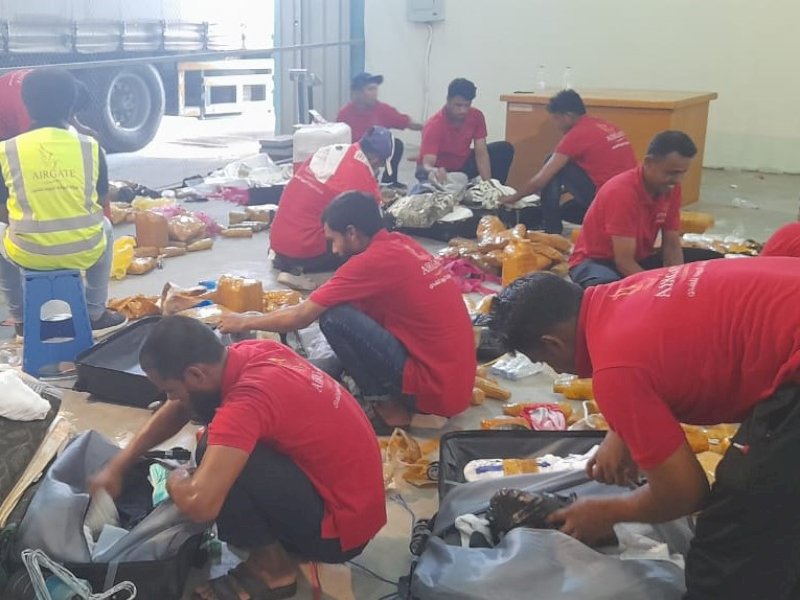 Petugas memerikasa dan membongkar ker jemaah untuk dikeluarkan air Zamzam. @Jejakfakta/dok. PPIH Arab Saudi