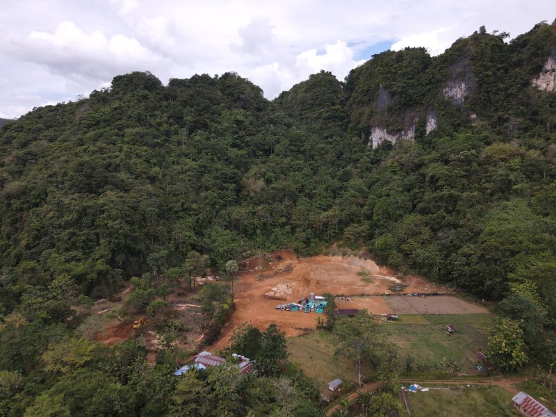Aktivitas pembangunan Asphalt Mixing Plant (AMP) di Desa Samangki, Kecamatan Simbang, Kabupaten Maros mendapat penolakan keras dari masyarakat. @Jejakfakta/dok. Istimewa